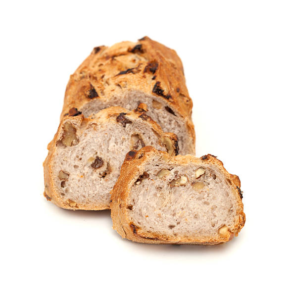 pain avec des raisins secs et noix - walnut bread photos et images de collection