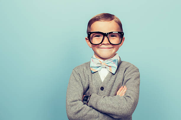 jeune garçon de nerd avec grand sourire - enfant prodige photos et images de collection