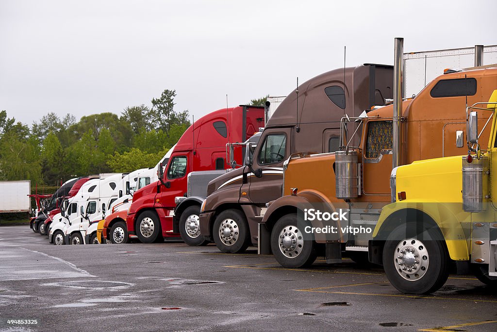 Procesión colorido camiones en la parada de camión después de la lluvia - Foto de stock de Parada de camión libre de derechos