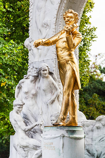 golden estátua de johann strauss, viena stadtpark - vienna austria statue johann strauss statue - fotografias e filmes do acervo