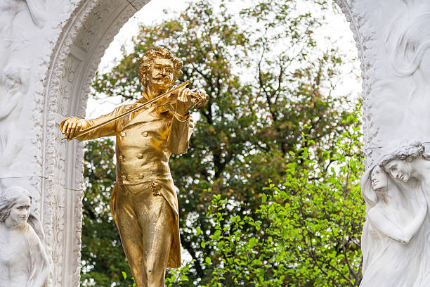 dourado em statuejohann strauss, viena stadtpark - vienna austria statue johann strauss statue - fotografias e filmes do acervo