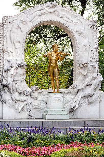 monumento dourado a johann strauss no stadtpark - vienna austria statue johann strauss statue - fotografias e filmes do acervo