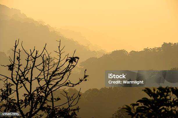 Capas De La Montaña Foto de stock y más banco de imágenes de Aire libre - Aire libre, Amanecer, Ambiente atmosférico