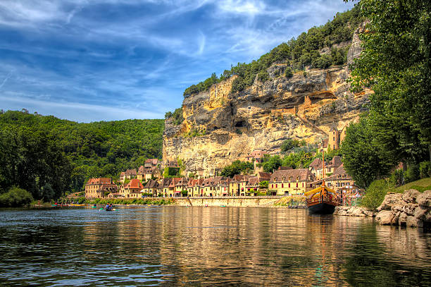 Roque Gageac River Dordogne passing Roque Gageac, one of the most beautiful villages in France la roque gageac stock pictures, royalty-free photos & images