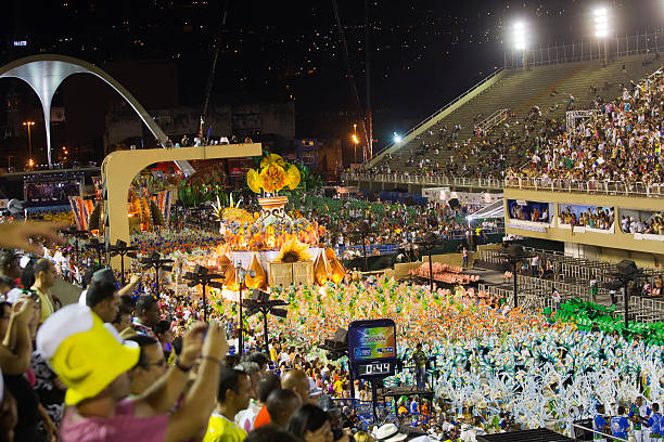 школа самбы презентации в sambodrome карнавал в рио-де-жанейро - carnival parade стоковые фото и изображения
