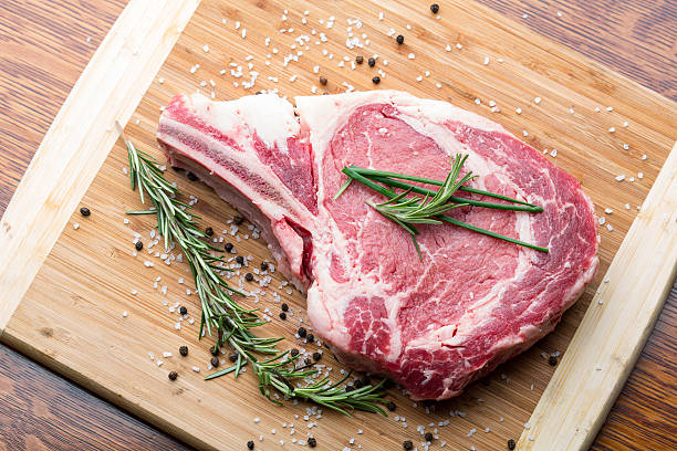 подготовлен необработанные стейк, приготовленный готовы - roast beef filet mignon beef meat стоковые фото и изображения