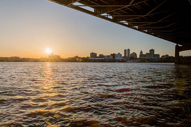 peoria ao pôr-do-sol - bridge illinois illinois river peoria - fotografias e filmes do acervo