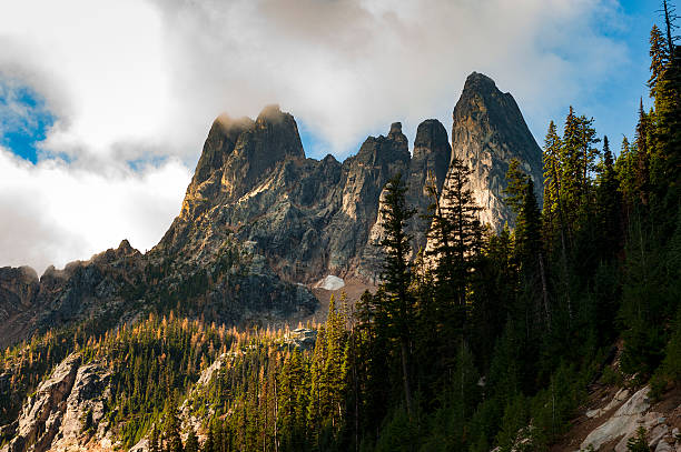 les hivers flèches - north cascades national park cascade range highway north photos et images de collection