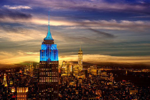 Edificios de la ciudad de Nueva York. La noche. Edificio Empire State. Cielo al anochecer. photo