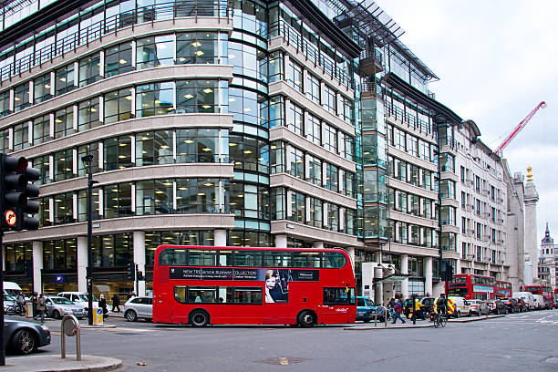 scène de rue de londres en bus à impériale - london england urban scene city life bus photos et images de collection