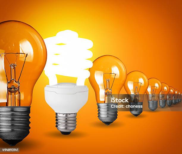 Idee Konzept Mit Lampen Auf Orange Hintergrund Stockfoto und mehr Bilder von Elektrische Lampe - Elektrische Lampe, Orange - Farbe, Ausrüstung und Geräte