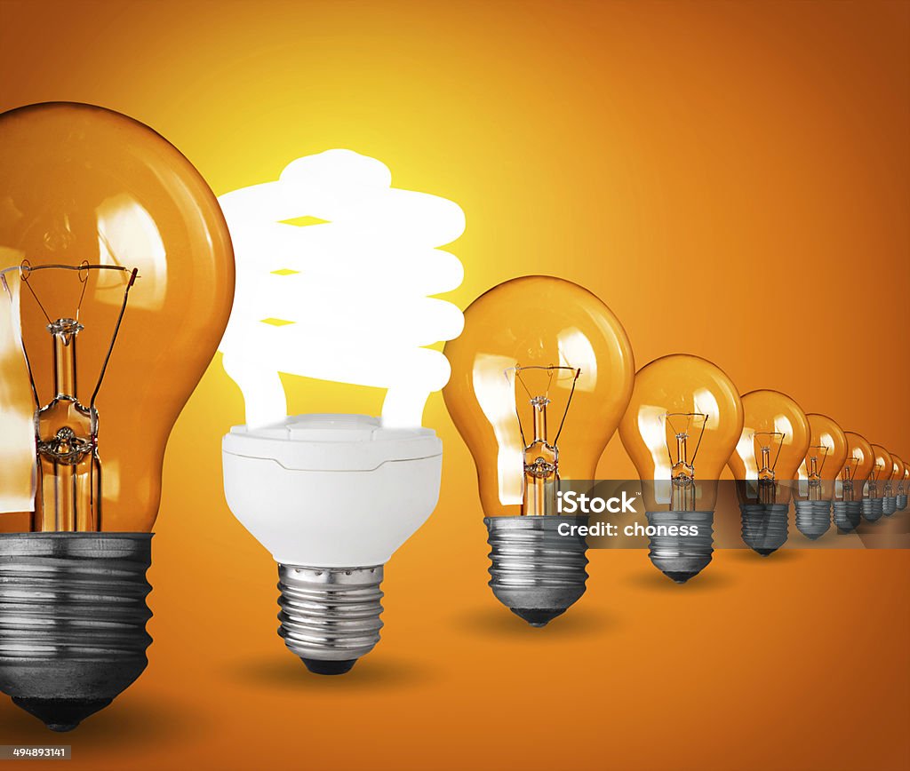 Idea concepto con bombillas sobre fondo naranja - Foto de stock de Lámpara eléctrica libre de derechos