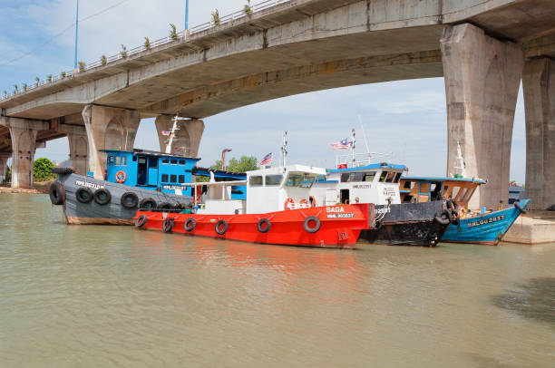 barcos de pesca de malacca - railroad crossing bridge river nautical vessel fotografías e imágenes de stock