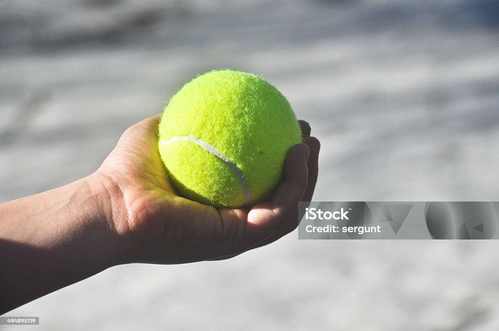 Bola de tenis en su mano. - Foto de stock de Acontecimiento libre de derechos