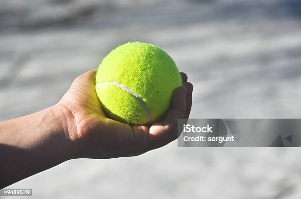 Bola De Tenis En Su Mano Foto de stock y más banco de imágenes de Acontecimiento - Acontecimiento, Actividad, Agarrar