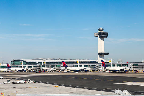 航空管制塔、ターミナル 4 と空気飛行機 - john f kennedy ストックフォトと画像