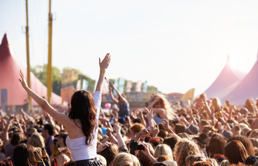Las personas con sus brazos de aire en music festival photo