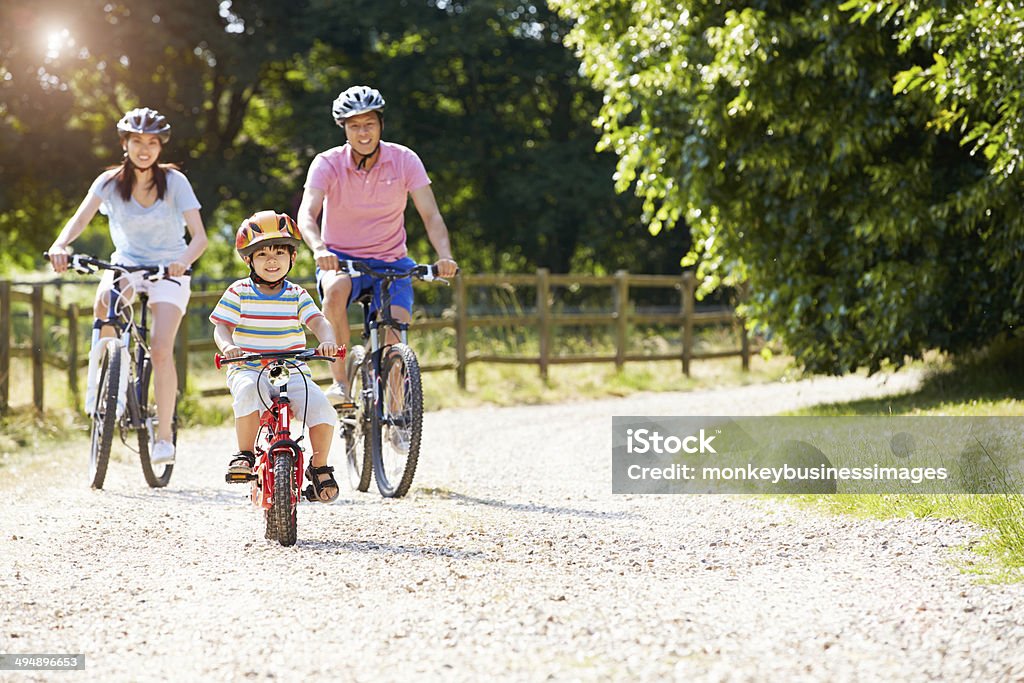 Asiatische Familie auf Zyklus fahren In der Landschaft - Lizenzfrei Familie Stock-Foto