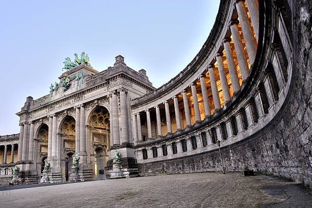 arco do triunfo em bruxelas cinquantenaire parque, jubelpark - architectural styles animal horse europe imagens e fotografias de stock