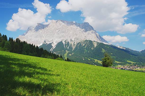 zugspitze, alpes austríacos - zugspitze mountain tirol lermoos ehrwald - fotografias e filmes do acervo