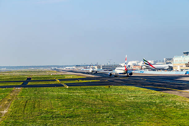 항공기 근처에서 입석 터미널 에서 주저우 주음성 공항 - frankfurt international airport 뉴스 사진 이미지