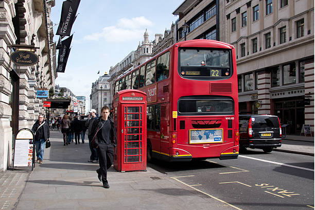 scène de rue de londres en bus à impériale et cabine téléphonique - london england urban scene city life bus photos et images de collection