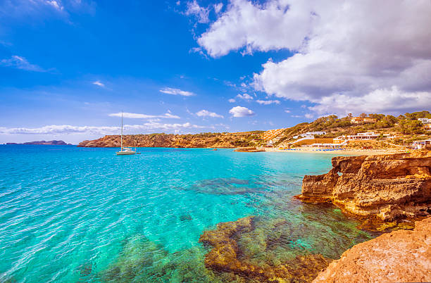 vista en ibiza cala tarida - isla de ibiza fotografías e imágenes de stock