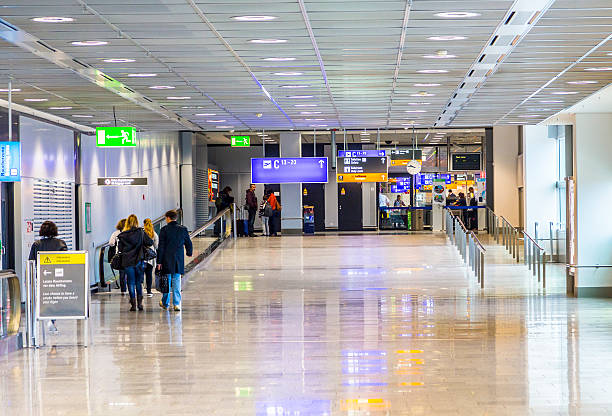 passeggeri presso la sala partenze a francoforte - moving walkway escalator airport walking foto e immagini stock