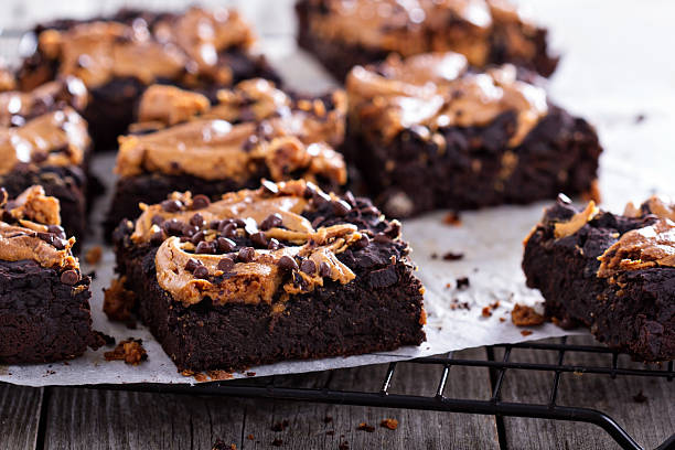 brownies et au beurre de cacahuète - chocolate chip cookie cookie preparing food chocolate photos et images de collection