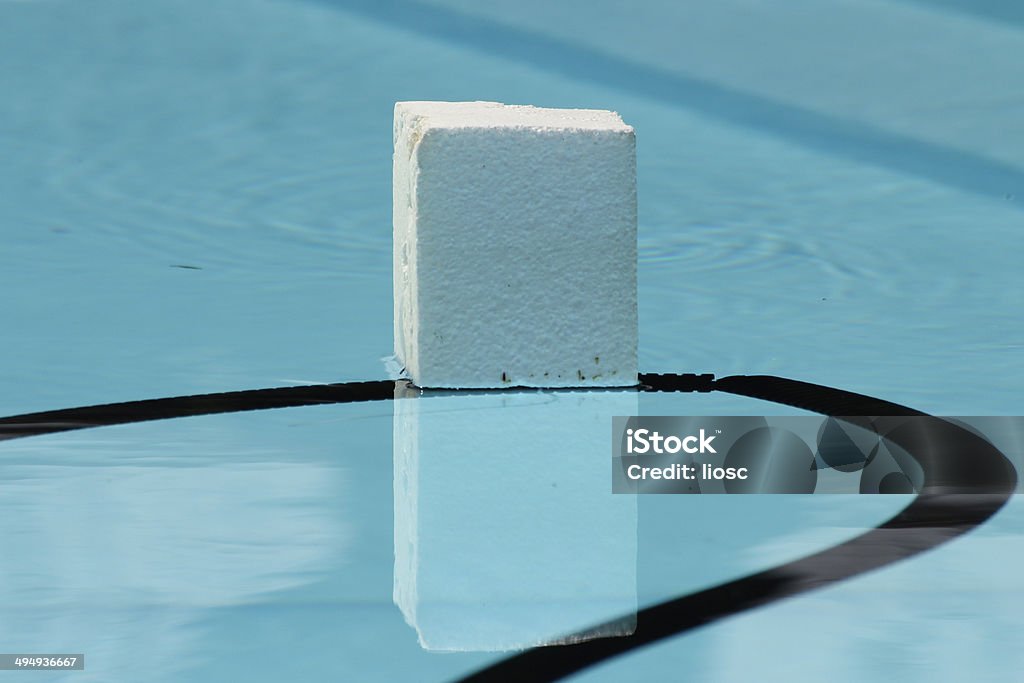 Cubo di polistirolo espanso galleggianti in una piscina - Foto stock royalty-free di Acqua