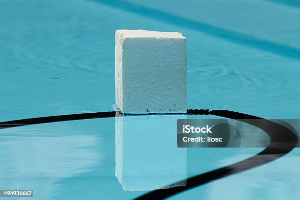 Cubo Di Polistirolo Espanso Galleggianti In Una Piscina - Fotografie stock e altre immagini di Acqua