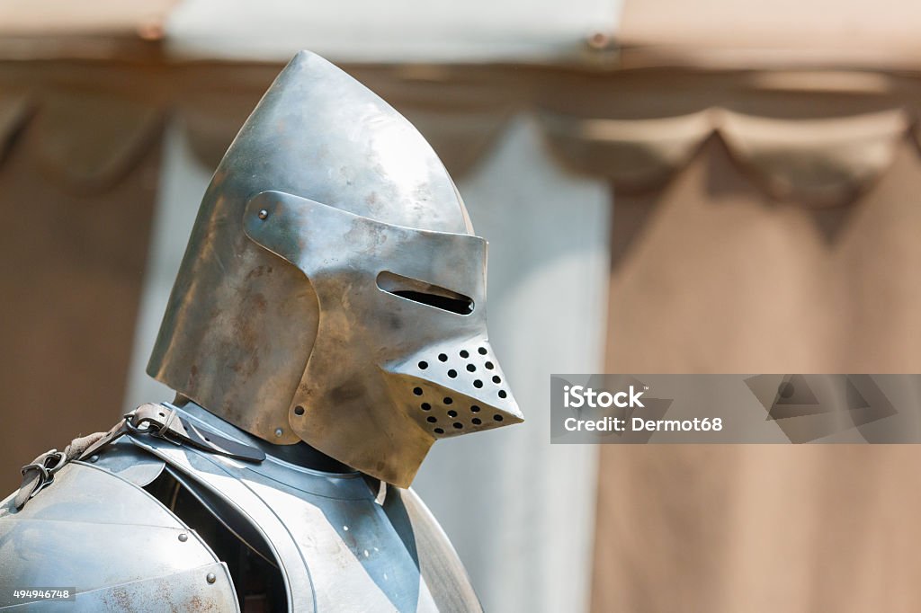 Primer plano de knight con armadura de metal casco - Foto de stock de 2015 libre de derechos