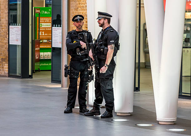 uzbrojone funkcjonariuszy policji, kings cross dworca kolejowego - muslim terrorist zdjęcia i obrazy z banku zdjęć