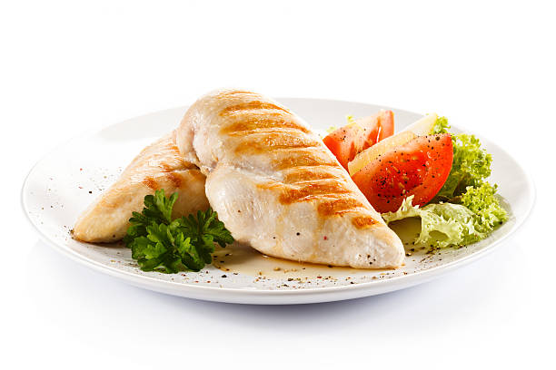 filetes de frango assado e produtos hortícolas - chicken breast imagens e fotografias de stock