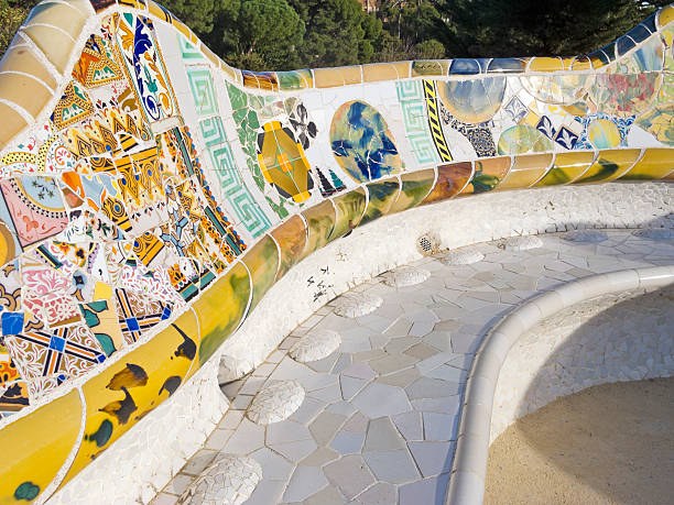 antonio gaudi w parku guell mozaiki, - antonio gaudi outdoors horizontal barcelona zdjęcia i obrazy z banku zdjęć