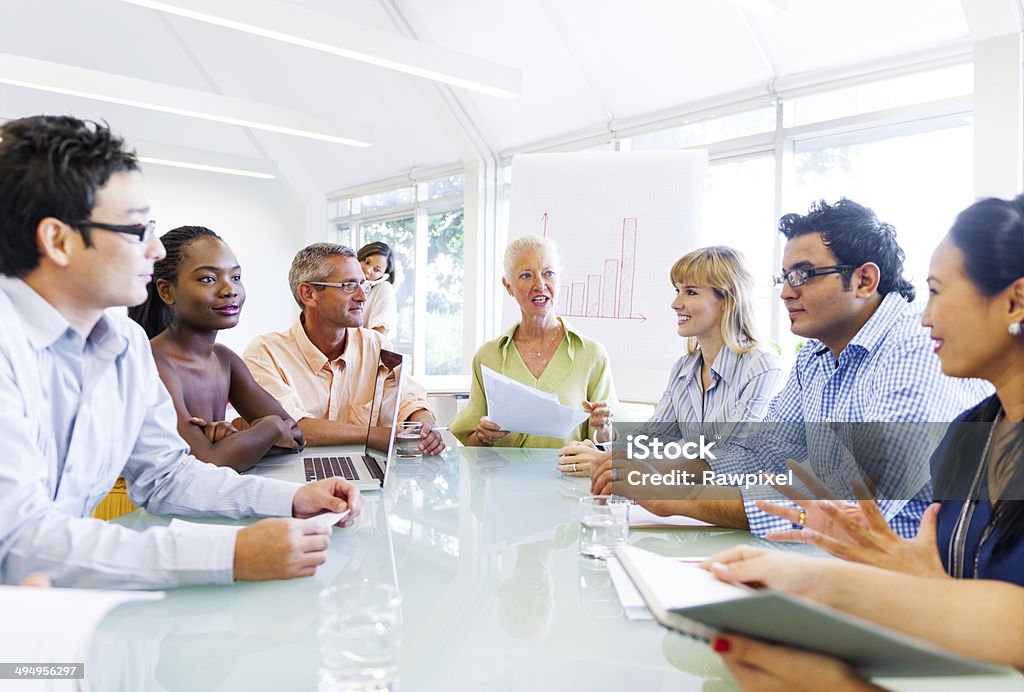 Senior Lady gibt eine Idee von ihren Kollegen - Lizenzfrei Konferenztisch Stock-Foto