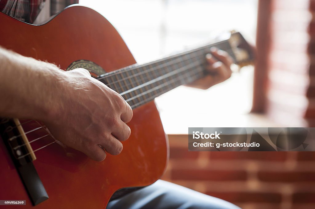 Tocando guitarra acústica. - Foto de stock de Adulto libre de derechos