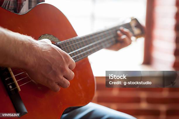 Tocando Guitarra Acústica Foto de stock y más banco de imágenes de Adulto - Adulto, Aprender, Camisa