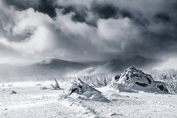 tempestade de neve no topo de uma montanha grande taganay. - montes urales - fotografias e filmes do acervo