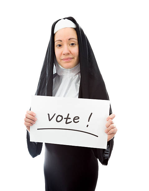 jovem freira mostrando votação placa sobre fundo branco - nun sign holding women - fotografias e filmes do acervo