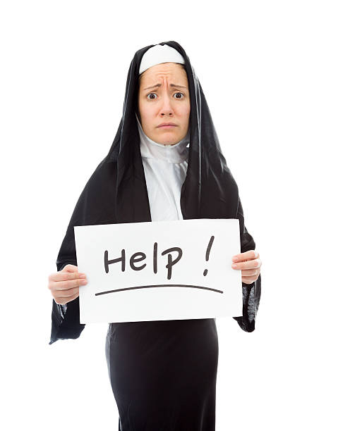 jeune religieuse montrant aider signer sur fond blanc - nun sign holding women photos et images de collection