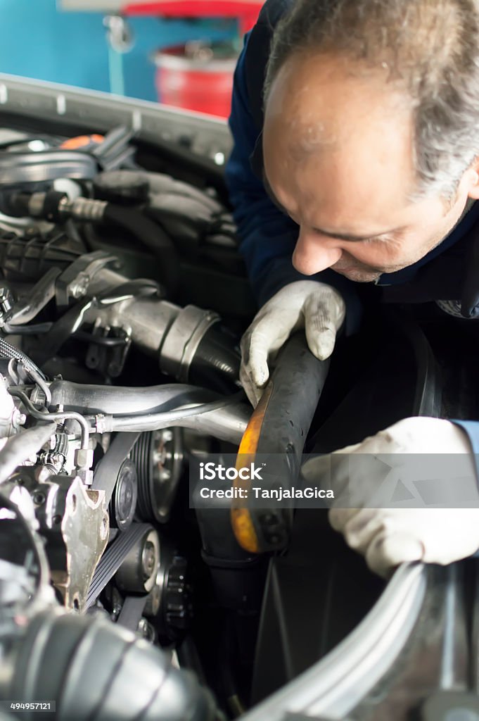 Mecânico de Carro é inspeção e marque um Motor a diesel car - Foto de stock de Abastecer royalty-free