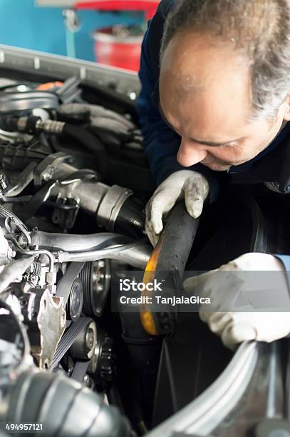 Foto de Mecânico De Carro É Inspeção E Marque Um Motor A Diesel Car e mais fotos de stock de Abastecer