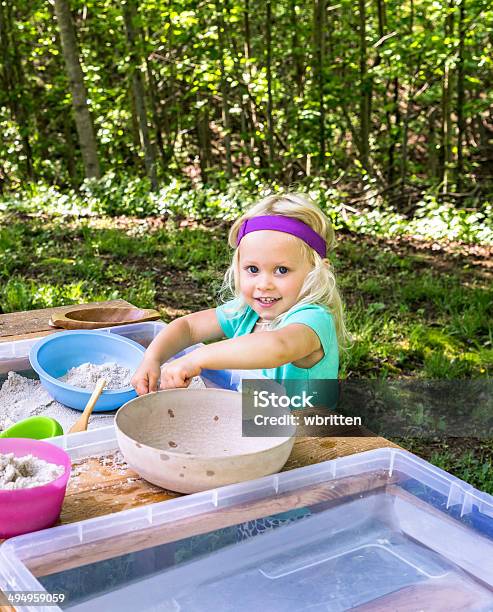 Mädchen In Einem Waldorf Kinder Stockfoto und mehr Bilder von Montessori-Pädagogik - Montessori-Pädagogik, Im Freien, Kind