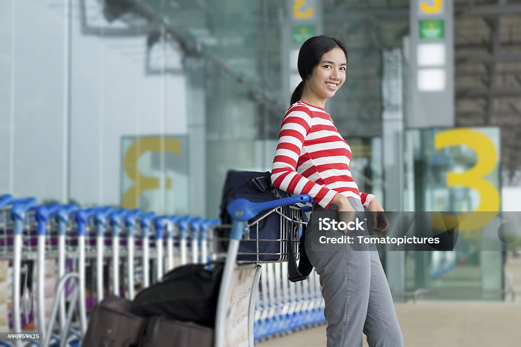 Jeune femme voyageurs à l'aéroport - Photo de Abstrait libre de droits