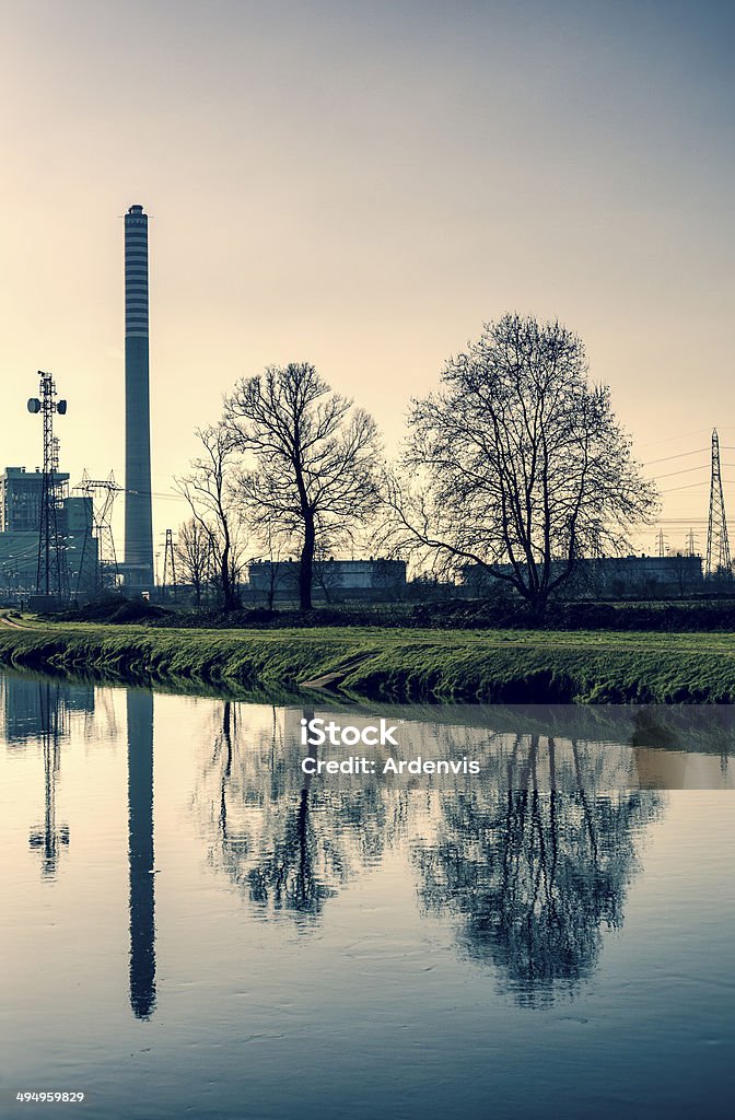 Centrale idroelettrica e alberi riflette nel fiume d'acqua - Foto stock royalty-free di Acqua