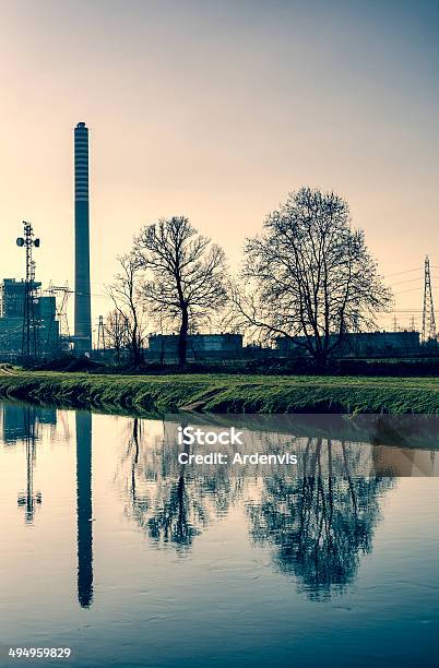 Centrale Idroelettrica E Alberi Riflette Nel Fiume Dacqua - Fotografie stock e altre immagini di Acqua