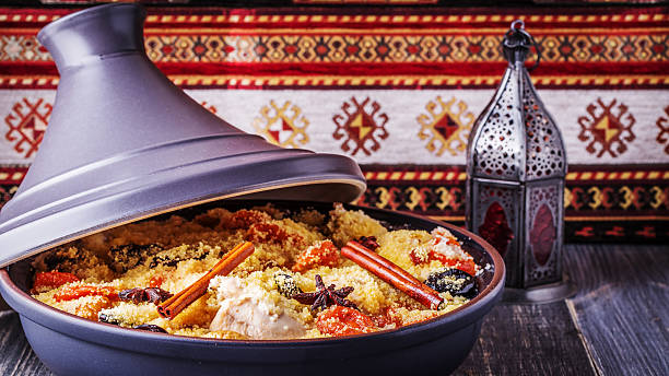 traditionelle marokkanische hühnchen-tajine mit getrockneten früchten und spirituosen - marokkanische kultur stock-fotos und bilder