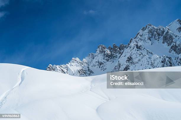 Montañas Con Nieve Foto de stock y más banco de imágenes de Aire libre - Aire libre, Alpes Europeos, Blanco - Color