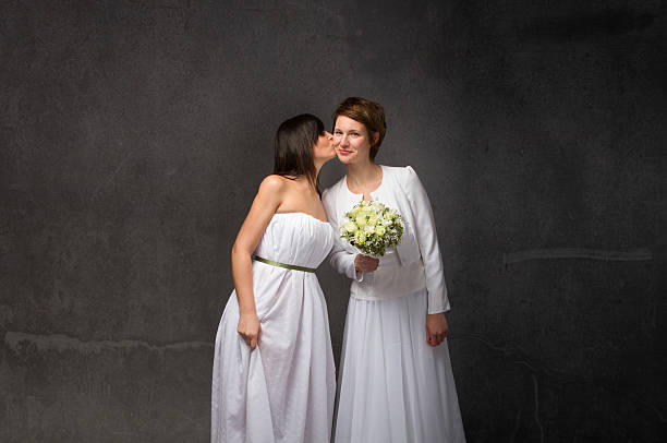 花嫁にキスをする - homosexual wedding married engagement ストックフォトと画像